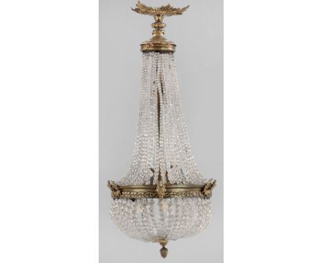 Louis XVI-Deckenlüster Messing und farbloses Glas. Balusterförmiger Korpus aus Prismenschnüren im Verlauf. Schmaler Reif mit 