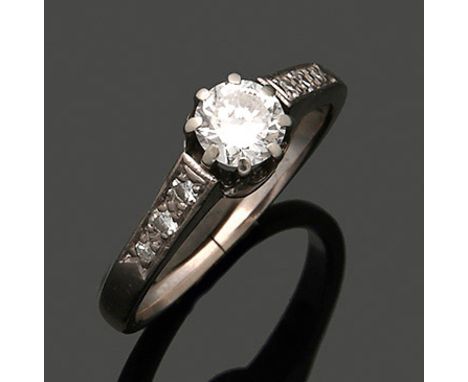 Diamant-Solitärring Weißgold, gest. 585. Zentral besetzt mit einem Brillanten von ca. 0,45 ct. (I-J/si). Gew. ca. 3,50 g. A r