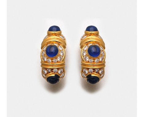 Paar Saphir-Ohrclips von BVLGARI Gelbgold, 18 ct. Schauseitig besetzt mit sechs royalblauen Saphircabochons, entouriert von B