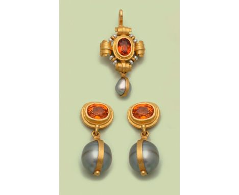 Mandarin-Granat-Parure von Frank Kutzick, Hamburg aus der Kollektion "Mutabor". Gelbgold, 22 ct. Paar Ohrringe und korrespond