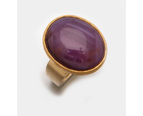 Großer Sternrubin-Ring aus Madagaskar Gelbgold, gest. 750. Zentral besetzt mit einem violettroten Sternrubin im Cabochonschli