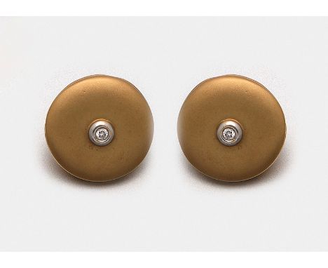 Paar moderne Brillant-Ohrringe Gelbgold, gest. 585. Zentral besetzt mit jeweils einem Brillanten von zus. ca. 0,08 ct.; Ges.-