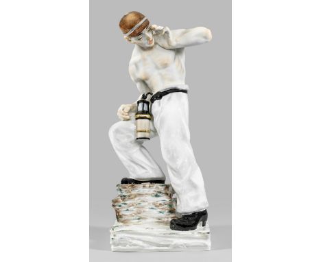 Große seltene Figur eines jungen Bergmanns Naturalistisch gestalteter Sockel. Auf einem treppenförmigen Stoß von Steinen, mit
