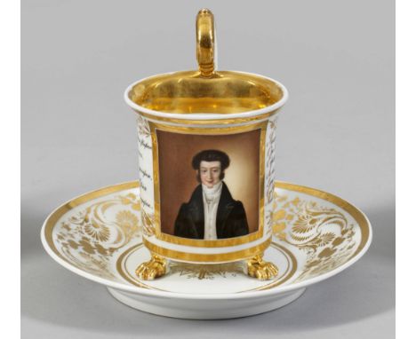 Biedermeier-Porträttasse mit Untertasse. Zylindrischer Korpus mit ausschwingendem Rand auf drei Klauenfüßen. Seitlich hochgez