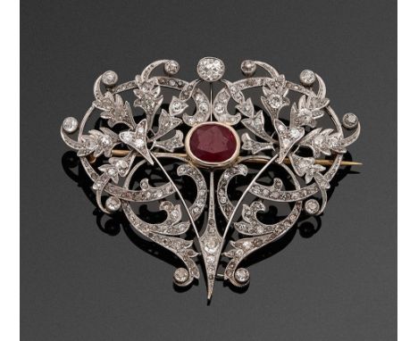 Viktorianische Rubinbrosche Weißgold, 18 ct. Schauseitig ausgefasst mit Diamantrosen von zus. ca. 3,00 ct., umzogen von Mille