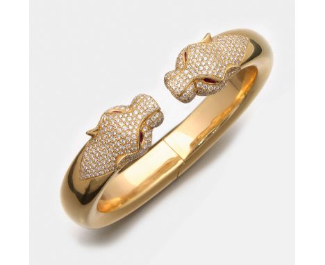 Prachtvoller Pantherkopf-Armreif mit Brillanten von Scheibel Gelbgold, 18 ct. Breiter Scharnierreif in plastischen Pantherköp