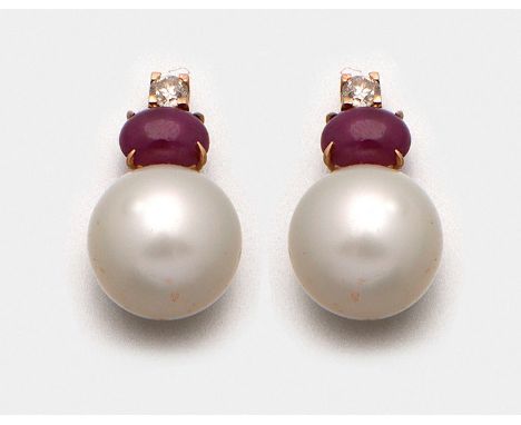 Paar elegante Südsee-Zuchtperlenohrringe Gelbgold, gest. 585. Schauseitig besetzt mit jeweils einem Brillanten zus. ca. 0,40 