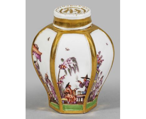 Frühe Teedose mit Hoeroldt-Chinoiserien Balusterförmiger, hexagonaler Korpus mit kurzem, zylindrischem Hals. Übergreifender, 