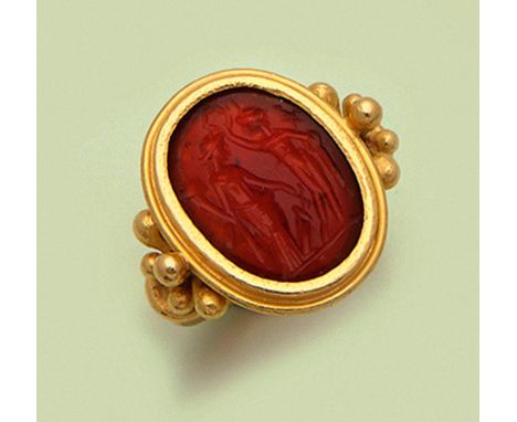 Intaglio-Karneolring von Frank Kutzick, Hamburg aus der Kollektion "Mutabor". Gelbgold, 22 ct. Zentral besetzt mit einem Karn