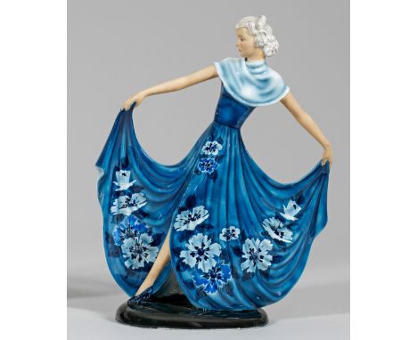 Art Déco-Figur "Susette". Originaltitel Steingut. Auf ovalem, schwarzem Sockel seitlich schreitende Dame in blauem, blütengem