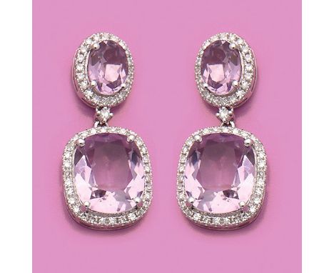 Paar repräsentative Amethyst-Ohrgehänge Weißgold, gest. 750. Zentral besetzt mit vier fliederfarbenen Amethysten im Scheren- 