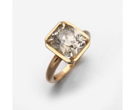 Großer Diamantsolitärring Gelbgold, gest. 750. Zentral besetzt mit einem Diamanten im sog. Kissenschliff von ca. 4,50 ct. in 