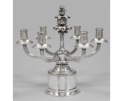 Jugendstil-Girandole Silber. 6-flg.; Zylindrischer, am oberen Rand blattreliefierter Sockel über ausgestelltem, gekehltem Sta