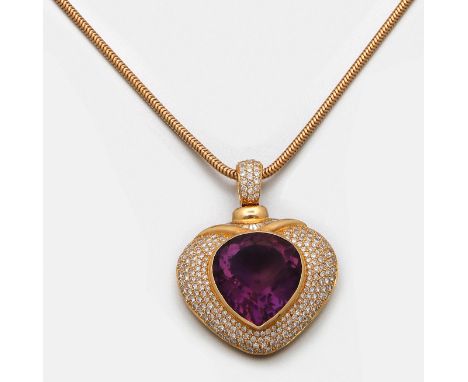 Repräsentativer Amethyst-Anhänger mit Diamanten Gelbgold, gest. 585 und 750. Zentral besetzt mit einem fliederfarbenen Amethy