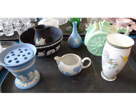 Belisha Artillery gun tea pot, plant Tuscan tea service and a collection of Wedgwood Condition reports cannot be done for our