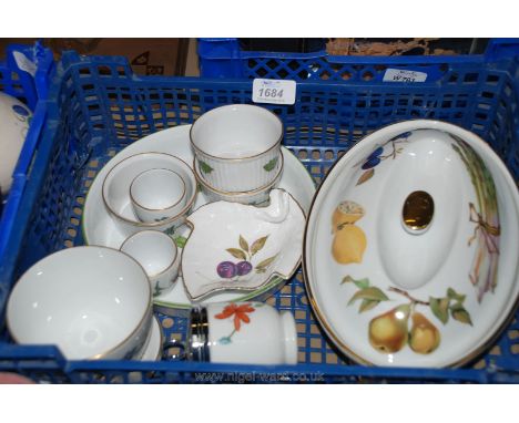 Twelve pieces of Royal Worcester ware including Evesham lidded vegetable dishes, etc.