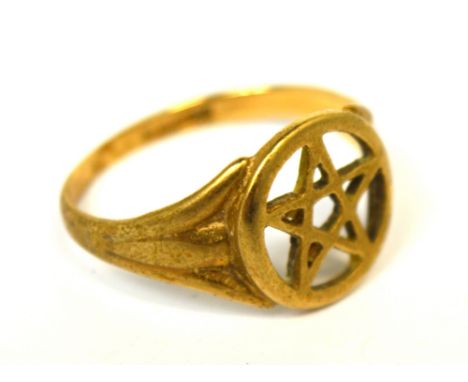 A 9ct gold gentleman's signet ring with central cut out star, size R, approx 2.8g.