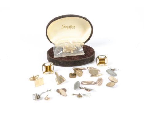 A quantity of vintage cufflinks to include some gold examples, pairs (7+)