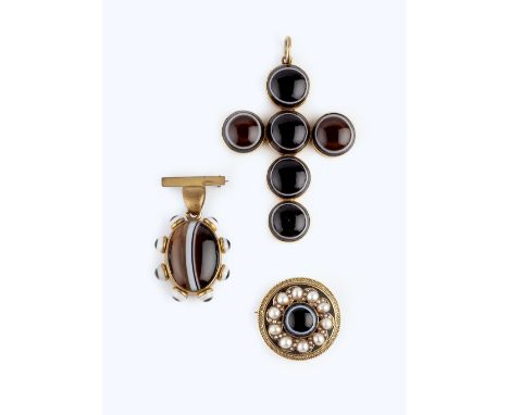 A COLLECTION OF VICTORIAN BANDED AGATE JEWELLERY, comprising a cross pendant, collet set with banded agate cabochons, a memor