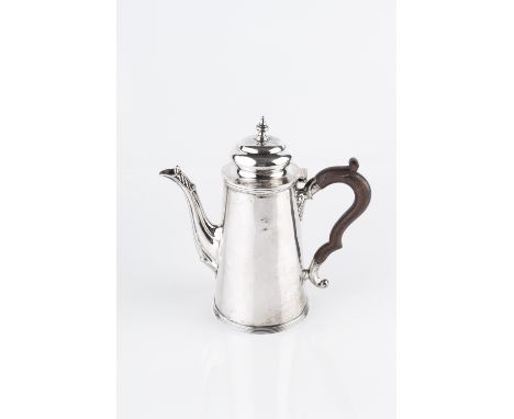 A SILVER BACHELOR'S COFFEE POT, in the Georgian style with hinged, domed cover, reeded borders and shaped wooden handle by He