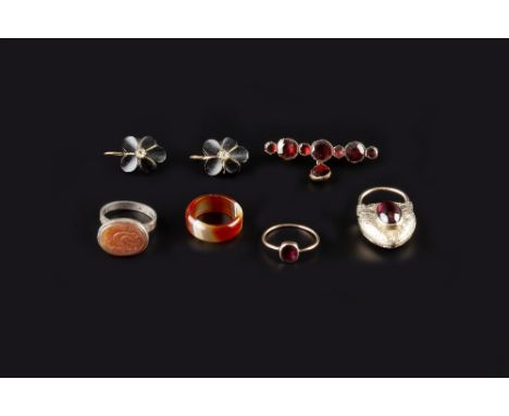 A COLLECTION OF ANTIQUE AND LATER JEWELLERY, comprising a garnet set locket pendant/clasp, glazed verso, a garnet bar brooch,