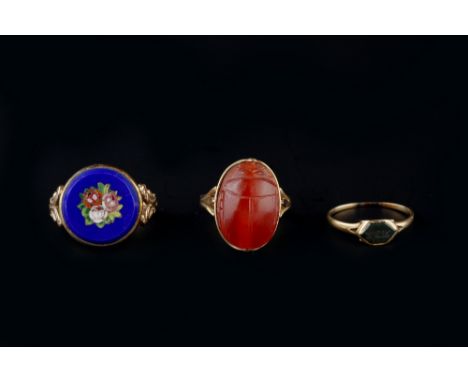 A SMALL COLLECTION OF JEWELLERY, comprising a 19th century micromosaic panel ring, the circular floral panel between pierced 