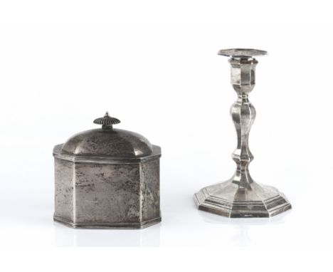 A SILVER TEA CADDY of chamfered rectangular form, with reeded borders, and green stained finial by Goldsmiths & Silversmiths 