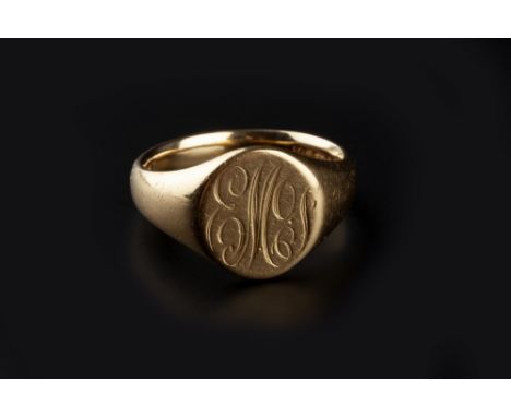 AN 18CT GOLD SIGNET RING, the oval panel with engraved monogram, hallmarked for Birmingham 1958, ring size R (leading edge)