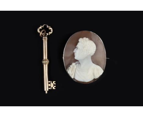 A VICTORIAN OVAL SHELL CAMEO BROOCH, possibly carved to depict the Duke of Wellington as a Roman General in portrait profile,
