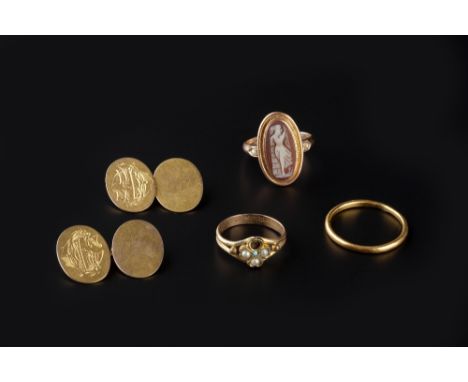 A SMALL COLLECTION OF JEWELLERY, comprising a pair of 9ct gold cufflinks, with oval panels and chain-link fittings, monogramm