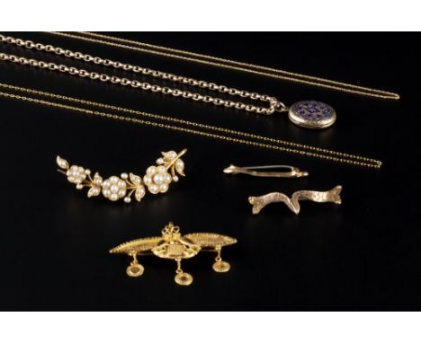 A COLLECTION OF JEWELLERY, comprising a Victorian enamel locket pendant, on a belcher-link chain with gilt metal fittings, a 