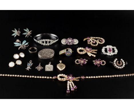 A COLLECTION OF ITEMS, to include a 9ct white gold wedding band, a gem set insect pendant and ear clips suite, a paste horses