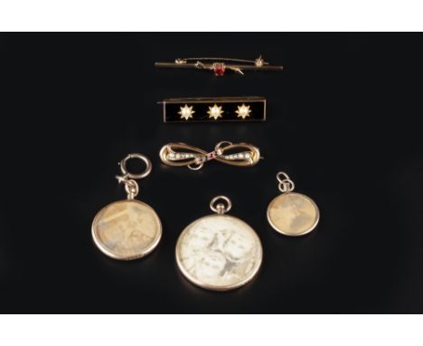 A SMALL COLLECTION OF JEWELLERY, comprising a Victorian half pearl and black enamel bar brooch, glazed verso, two further gem