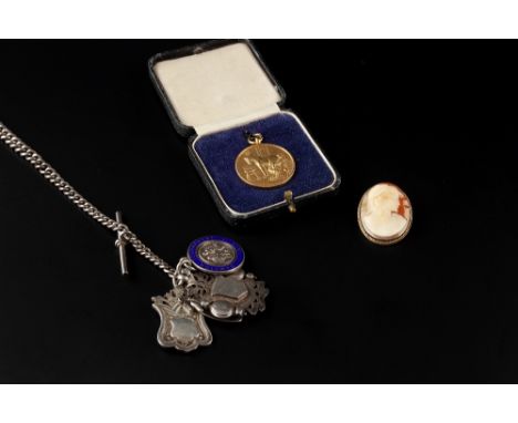 A COLLECTION OF JEWELLERY, comprising a 9ct gold medallion pendant, depicting a horse in a blacksmith's workshop, with inscri