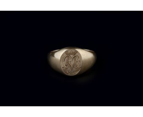 AN EDWARDIAN 18CT GOLD SIGNET RING, the oval panel with engraved monogram, hallmarked for Chester 1904, ring size P