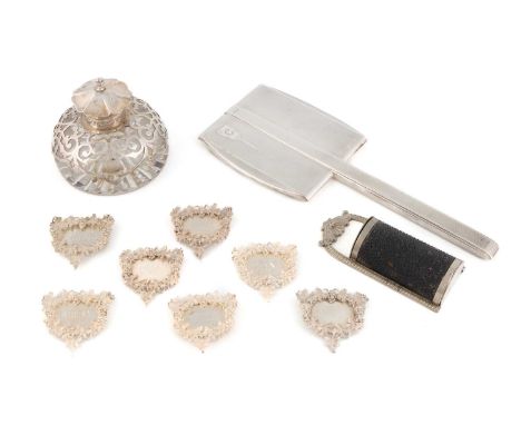 A mixed lot of silver items, comprising: an Edwardian silver-mounted glass inkwell, by William Comyns, London 1901, circular 