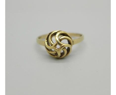 A 9ct gold Celtic style knot ring, 1.6g, N 