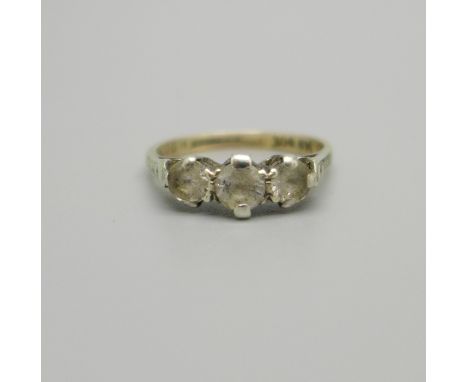 A 9ct gold ring set with white stones, 1.9g, K 