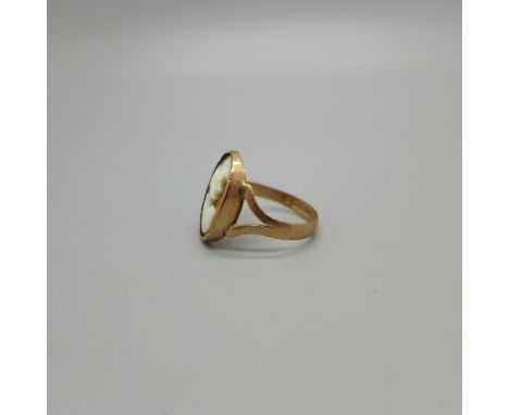 A 9ct gold cameo ring, Birmingham 1916, 2.6g, R 