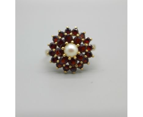 A 9ct gold ring set with a pearl and garnets, 3.1g, Q 