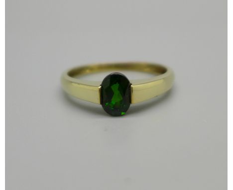 A 9ct gold and Russian chrome diopside ring, 1.9g, S 