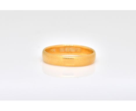 A 22CT GOLD PLAIN WEDDING RINGLondon 1919, weight 4.4gms, size N and a half, with a case.