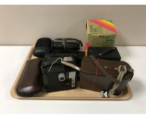 A tray of assorted cameras to include Bell and Howell cine camera, Kodak Instamatic, Coronet Super Flash etc 