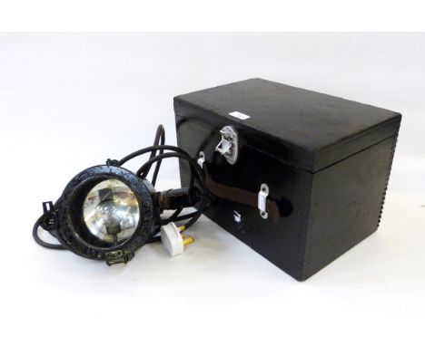 WWII Admiralty portable signalling lantern, pattern 5110E, serial number 262166 year 1944, in fitted wooden case 