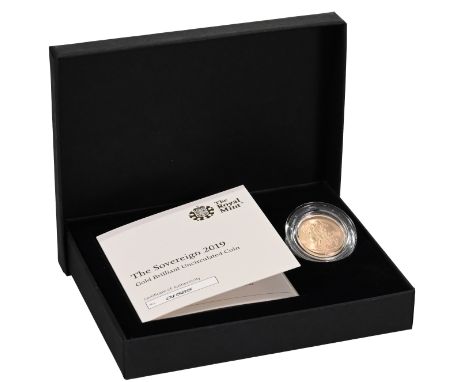 2019 boxed brilliant uncirculated gold 'full' Sovereign with a special matte finish from The Royal Mint. Obverse: 'ELIZABETH 
