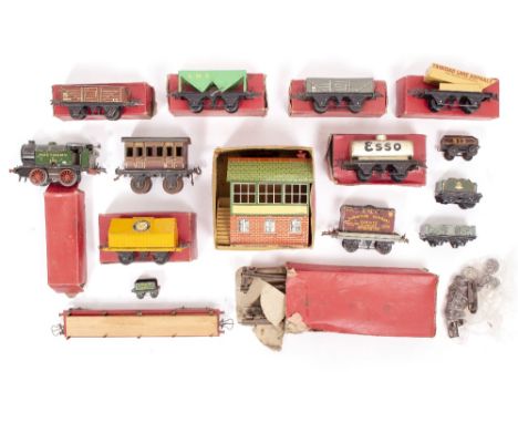 A COLLECTION OF HORNBY 'O' GAUGE RAILWAY ITEMS to include clockwork Southern Railway 0-4-0 tank locomotive, various boxed rol