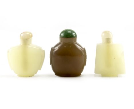 A CHINESE RUST TINTED DARK GREYISH AGATE SNUFF BOTTLE of rounded bulbous form, with carved animal mask handles and green stop