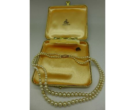 A faux pearl necklace with a 9ct gold clasp