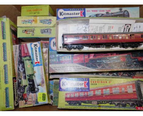 Kitmaster dublo/HO scale plastic kit models of locomotives and coaches, some made up, boxed, including Coronation Class Duche