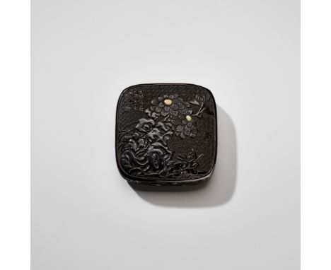 A RARE TSUIKOKU (CARVED BLACK LACQUER) KOGO (INCENSE BOX) AND COVER WITH CHRYSANTHEMUMS AND POEMJapan, 18th century, Edo peri